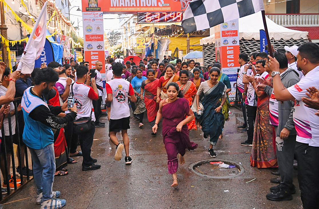 ಸಾರಿ ರನ್‌ನಲ್ಲಿ ಮಹಿಳೆಯರು ಅದಮ್ಯ ಉತ್ಸಾಹದಿಂದ ಓಡಿದರು
