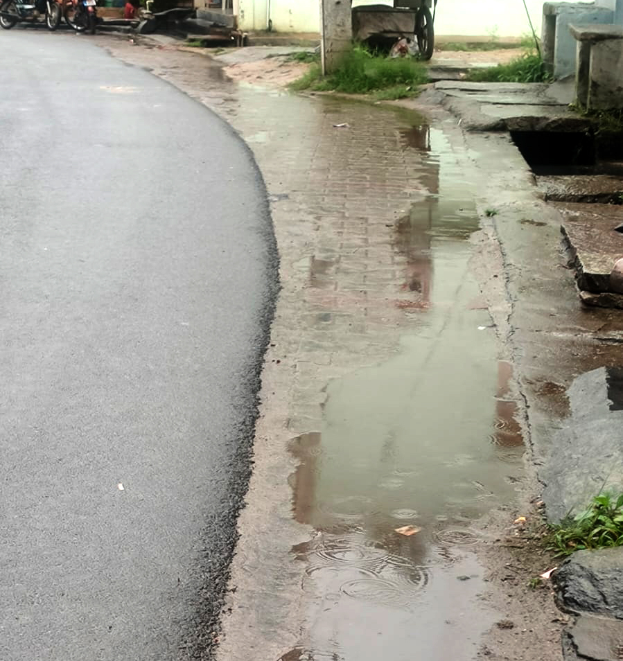 ಪಟ್ಟಣದ ಮುಖ್ಯರಸ್ತೆ ಡಾಂಬರೀಕರಣ ಮಾಡಿದ ನಂತರ ಫುಟ್‌ಪಾತ್‌ ಮೇಲೆ ಮಳೆ ನೀರು ನಿಲ್ಲುತ್ತಿದೆ