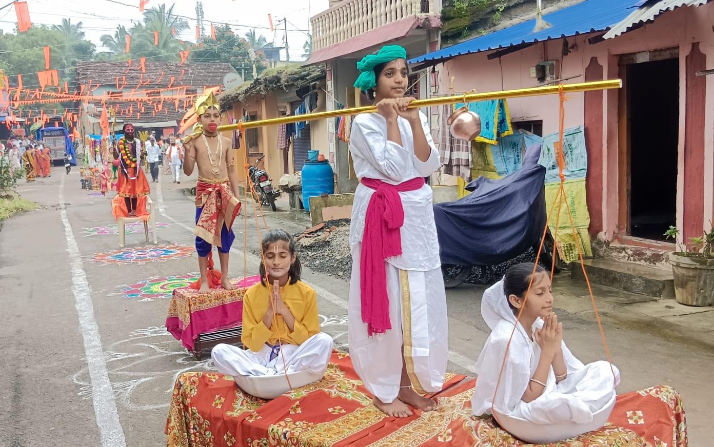 ದುರ್ಗಾದೌಡ ಅಂಗವಾಗಿ ಹಳಿಯಾಳದ ಗುತ್ತಿಗೇರಿ ಗಲ್ಲಿಯಲ್ಲಿ ರೂಪಿಸಿದ ಶ್ರವಣಕುಮಾರ ತನ್ನ ತಂದೆ ತಾಯಿಯನ್ನು ಹೆಗಲ ಮೇಲೆ ಹೊತ್ತು ಕಾಶಿ ಯಾತ್ರೆ ಮಾಡುವ ರೂಪಕ ಗಮನ ಸೆಳೆಯಿತು