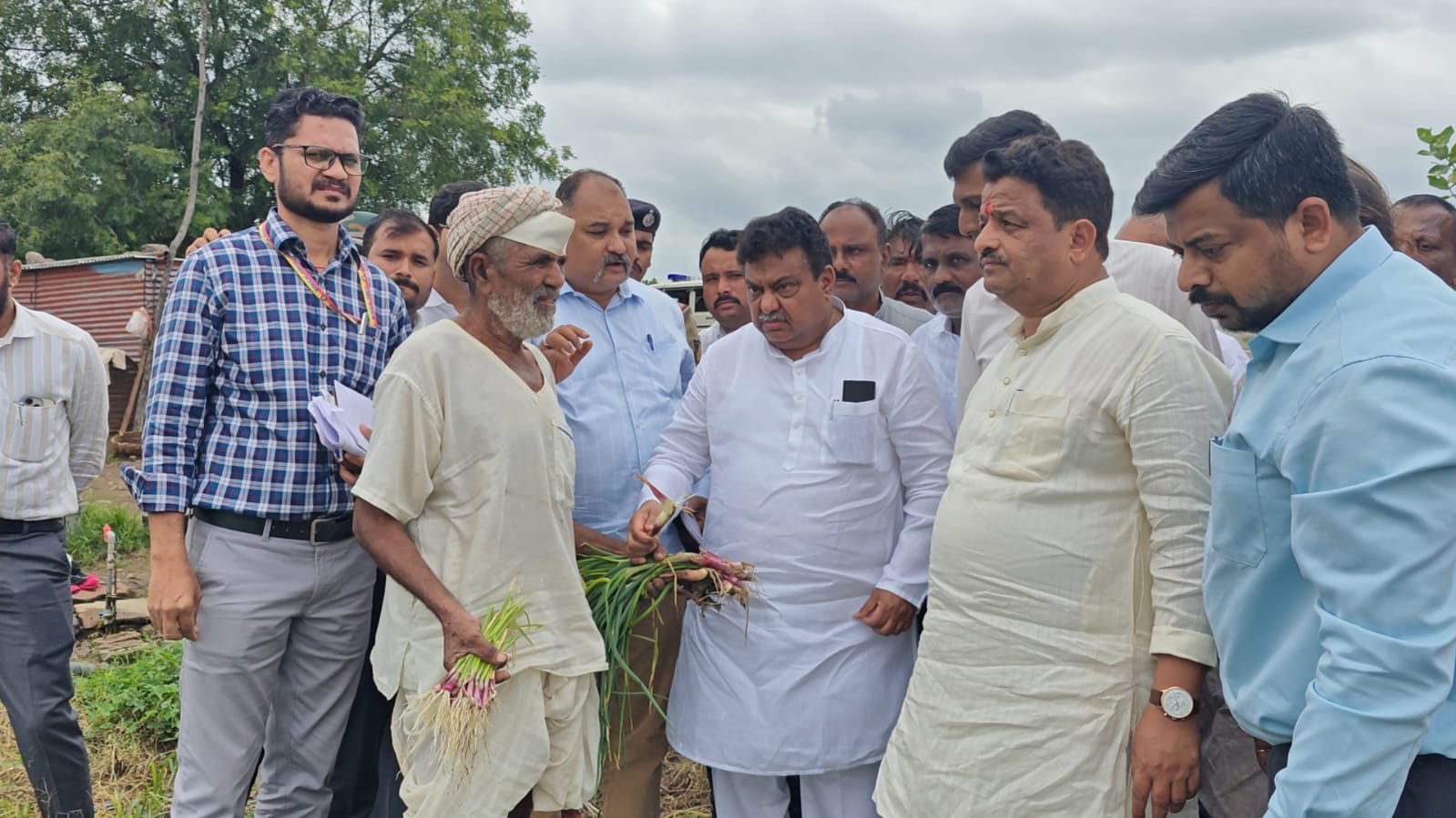 ಆಲಮೇಲ ತಾಲ್ಲೂಕಿನ‌ ದೇವರ ನಾವದಗಿ ಗ್ರಾಮದ ರೈತ ಬಸಪ್ಪ ನಿಂಗಪ್ಪ ಪೂಜಾರಿ ಅವರು ತಮ್ಮ ಜಮೀನಿನಲ್ಲಿ ಬೆಳೆದ ಈರುಳ್ಳಿ ಬೆಳೆ ಹಾನಿಯಾಗಿರುವುದನ್ನು ಜಿಲ್ಲಾ ಉಸ್ತುವಾರಿ ಸಚಿವ ಎಂ.ಬಿ.ಪಾಟೀಲ ಹಾಗೂ ಶಾಸಕ ಅಶೋಕ ಮನಗೂಳಿ ಅವರಿಗೆ ತೋರಿಸಿದರು 