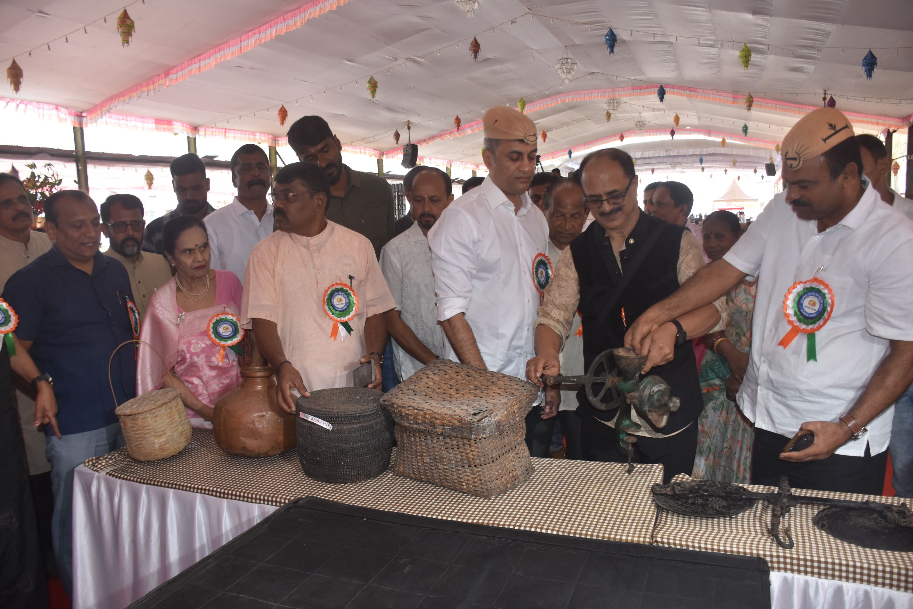 ಜನಪದ ಪರಿಕರಗಳ ಪ್ರದರ್ಶನವನ್ನು ಶಾಸಕ ಎ.ಎಸ್.ಪೊನ್ನಣ್ಣ ವೀಕ್ಷಿಸಿದರು