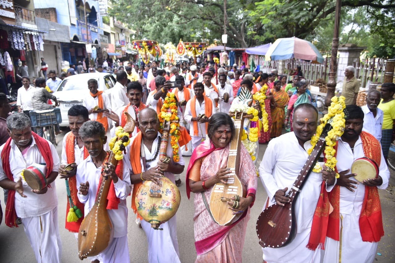 ಮೆರವಣಿಗೆಯಲ್ಲಿ ಜನಪದ ಕಲೆಗಳ ಪ್ರದರ್ಶನ ನೀಡಿದ ತತ್ವಪದಕಾರರು