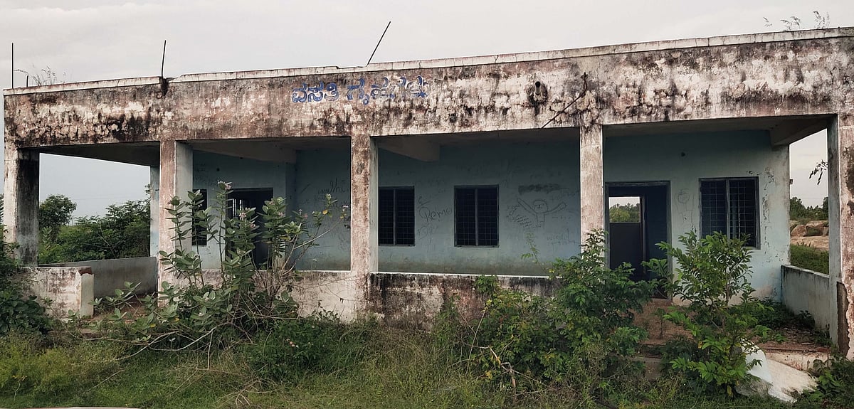 ಬಾಗೇಪಲ್ಲಿ: ಪಾಳುಬಿದ್ದ ವಸತಿ ಗೃಹಗಳು