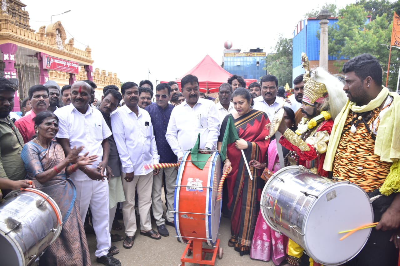 ಚಾಮರಾಜೇಶ್ವರ ದೇವಸ್ಥಾನದ ಎದುರು ಕಲಾತಂಡಗಳ ಮೆರವಣಿಗೆಗೆ ಶಾಸಕ ಎ.ಆರ್.ಕೃಷ್ಣಮೂರ್ತಿ ಚಾಲನೆ ನೀಡಿದರು.