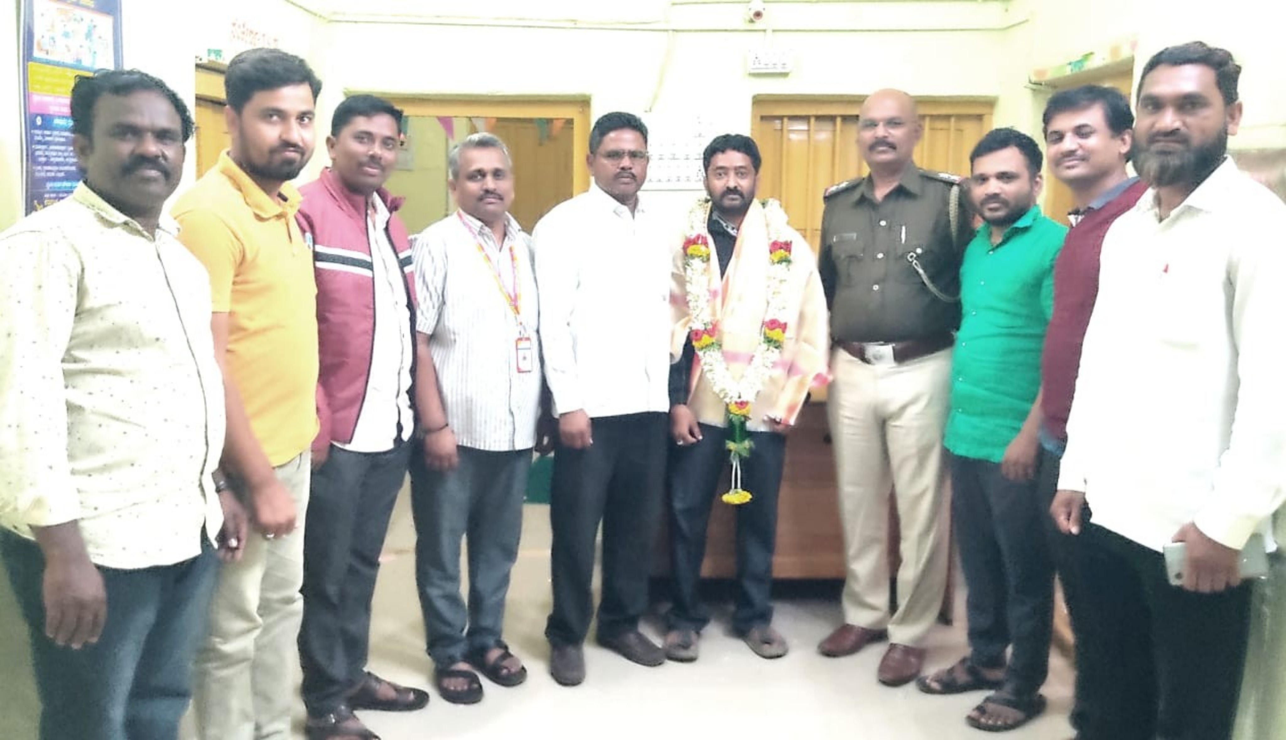 ಸಿರವಾರದಲ್ಲಿ ಶಿಕ್ಷಕ ಗುರುಮೂರ್ತಿ ಅವರನ್ನು ತಾಲ್ಲೂಕು ಆಡಳಿತದಿಂದ ಸನ್ಮಾನಿಸಲಾಯಿತು