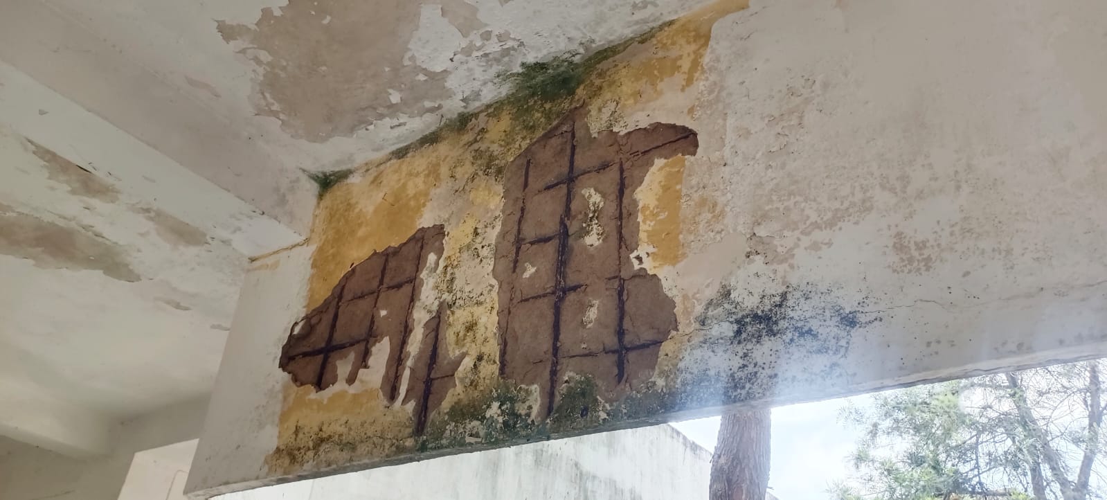 ಶಿಥಿಲಗೊಂಡಿರುವ ಮೇಲ್ಛಾವಣಿ