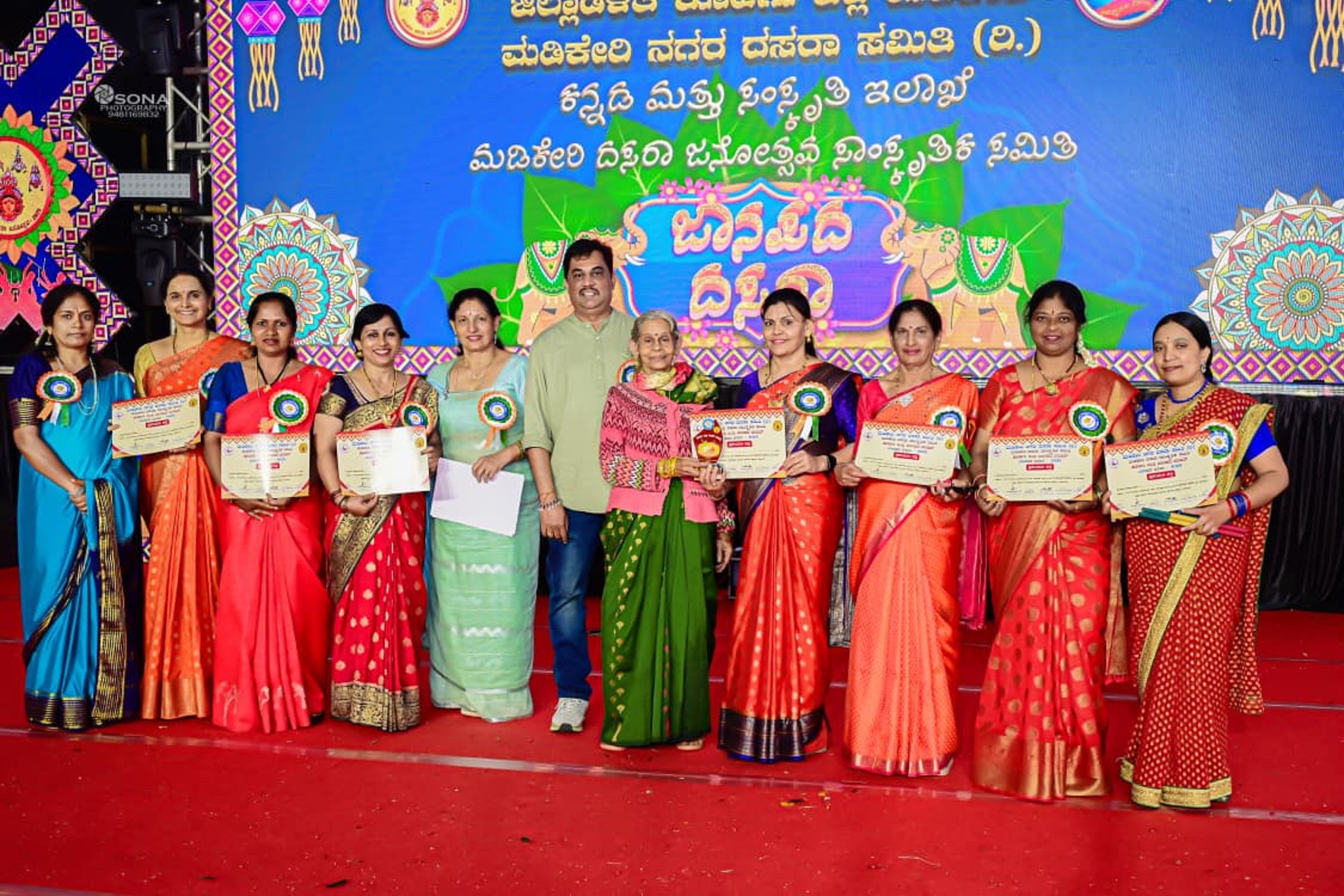 ಜನಪದ ದಸರೆಯಲ್ಲಿ ಹಾಡಿದ ಕೊಡಗು ಸಮರ್ಥನಂ ಸಂಸ್ಥೆಯ ಕಲಾವಿದರಿಗೆ ಪ್ರಮಾಣಪತ್ರ ವಿತರಿಸಲಾಯಿತು