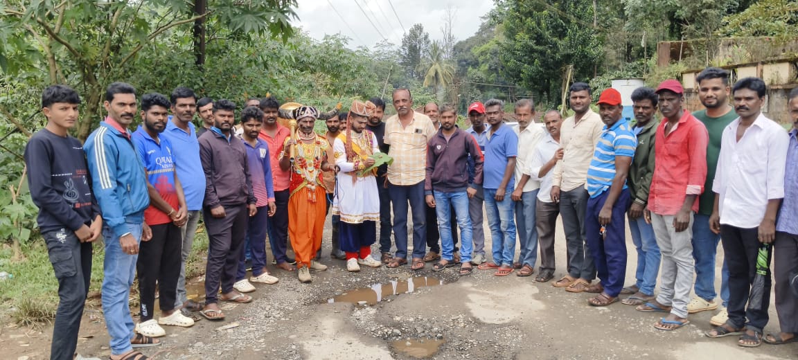 ಮೂಡಿಗೆರೆ ತಾಲ್ಲೂಕಿನ ನಿಡುವಾಳೆಯಲ್ಲಿ ರಸ್ತೆ ಗುಂಡಿ‌ ಬಗ್ಗೆ ವೇಷ ಧರಿಸಿ ಗಮನ‌ ಸೆಳೆಯದ ಯುವಕರಿಗೆ ಸ್ಥಳೀಯರು ಬೆಂಬಲ ಸೂಚಿಸಿದರು