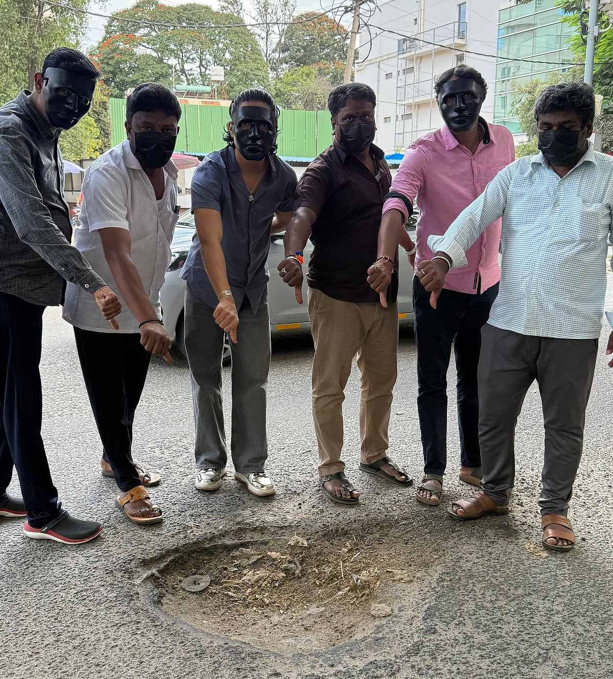 ಬೆಂಗಳೂರು: ರಸ್ತೆ ಗುಂಡಿ ವಿರುದ್ಧ ಕಪ್ಪು ಮಾಸ್ಕ್‌ ಧರಿಸಿ ಹೋರಾಟ!