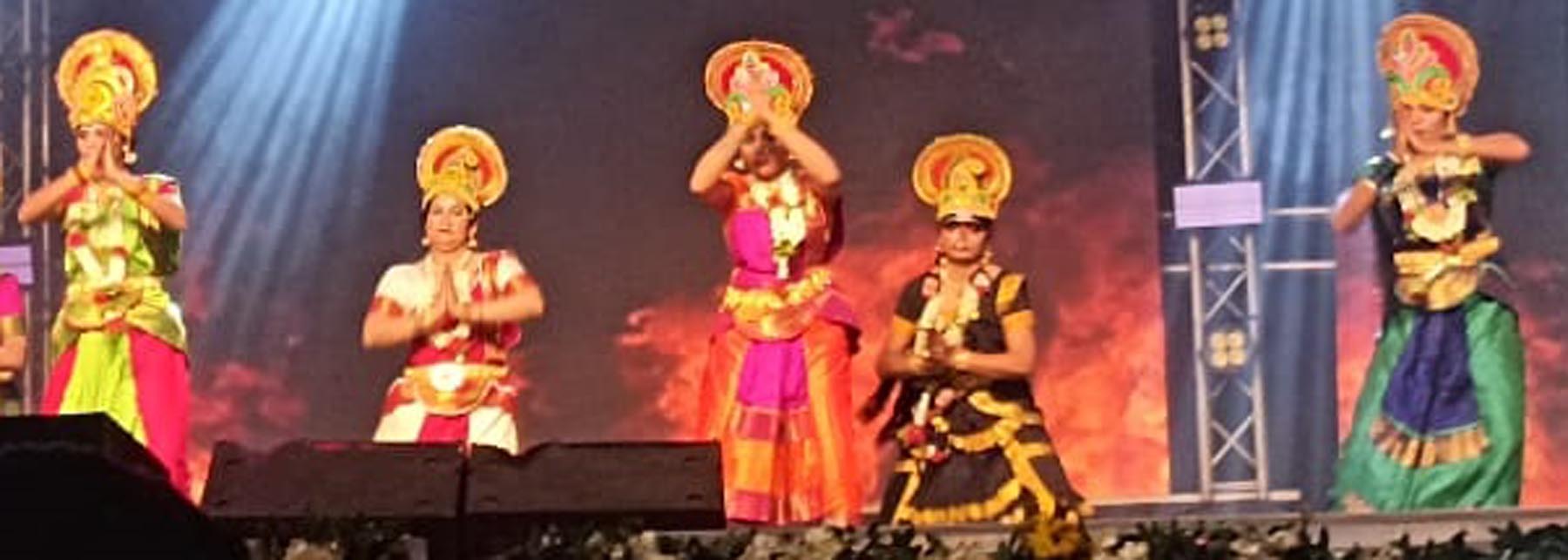 ಗೋಣಿಕೊಪ್ಪಲು ದಸರಾದಲ್ಲಿ ಮಹಿಳಾ ಪೊಲೀಸರು ನೀಡಿದ ಸಮೂಹ ನೃತ್ಯದ ಸುಂದರ ನೋಟ