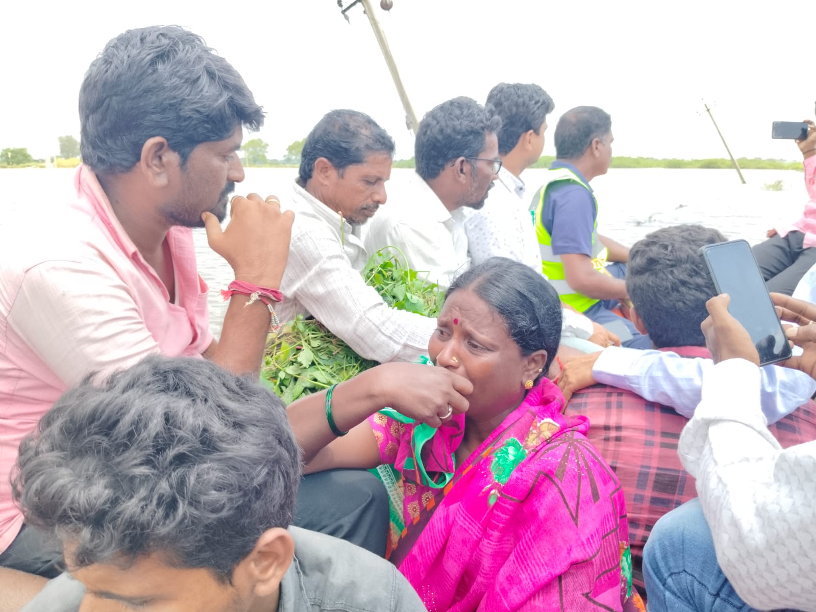 ಕೈಗೆ ಬಂದ ಬೆಳೆ ಮನೆ ಕಳೆದುಕೊಂಡ ಮಹಿಳೆ ಕಣ್ಣೀರುಡುತ್ತಿರುವುದು.