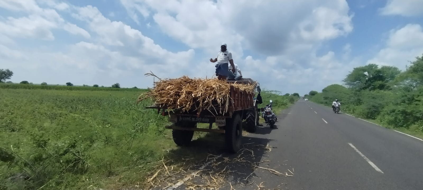 ಹೊಲದಲ್ಲಿನ ಮೇವು ಸುರಕ್ಷಿತ ಸ್ಥಳಕ್ಕೆ ಸಾಗಿಸುತ್ತಿರುವ ರೈತ