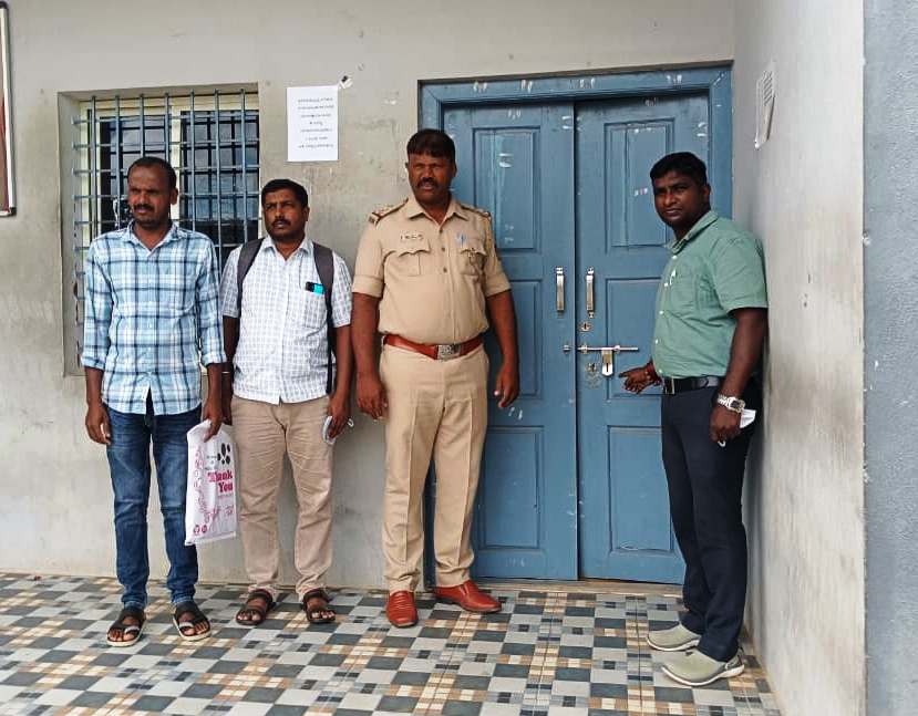 ಬೆಟ್ಟದಪುರ ನಾಡಕಛೇರಿಯಲ್ಲಿ ಎರಡು ಕಂಪ್ಯೂಟರ್ ಗಳು ಕಳ್ಳತನವಾದ ಹಿನ್ನೆಲೆಯಲ್ಲಿ ಸೋಮವಾರ ಪೊಲೀಸರು ಸ್ಥಳ ಪರಿಶೀಲನೆ ನಡೆಸಿದರು.