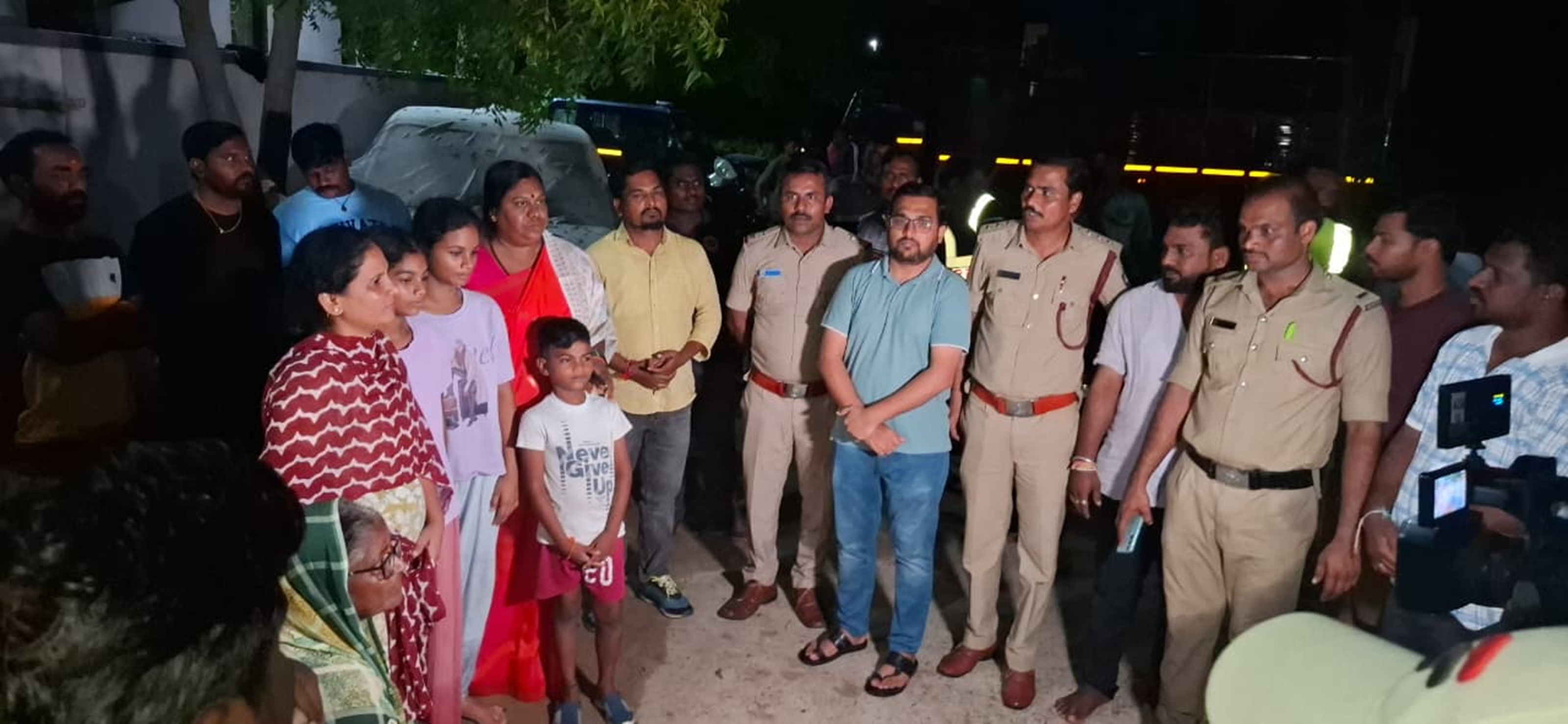ಯಾದಗಿರಿ ನಗರದಲ್ಲಿ ಭಾನುವಾರ ರಾತ್ರಿ ಪ್ರವಾಹದ ನೀರಿನಲ್ಲಿ ಸಿಲುಕಿದವರನ್ನು ರಕ್ಷಣೆ ಮಾಡಲಾಯಿತು 