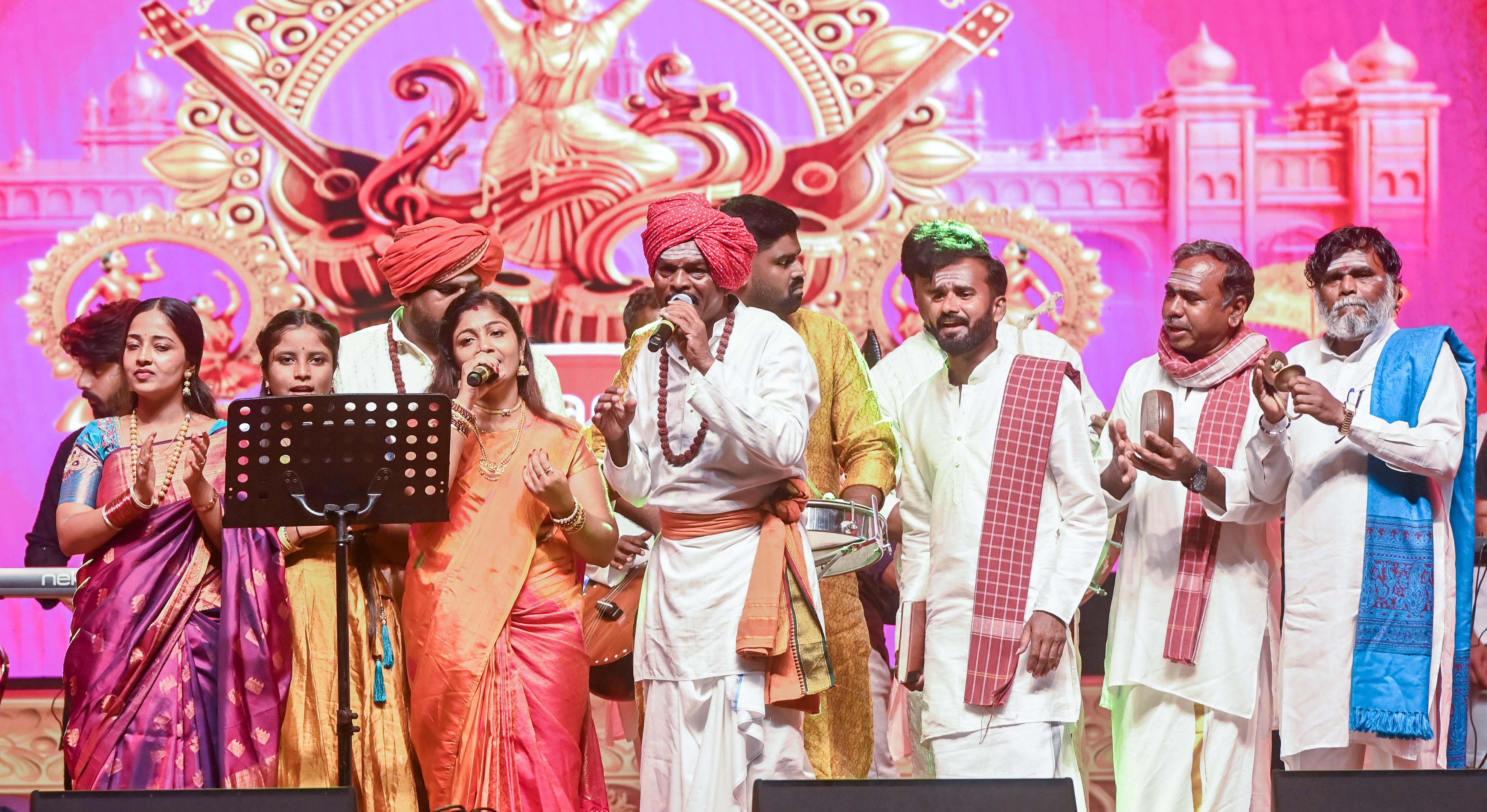 ಜಾನಪದ ಕಲಾವಿದ ಮೈಸೂರು ಗುರುರಾಜ್ ಮತ್ತು ತಂಡದವರು ಜನಪದ ಗಾಯನ ಪ್ರಸ್ತುತಪಡಿಸಿದರು