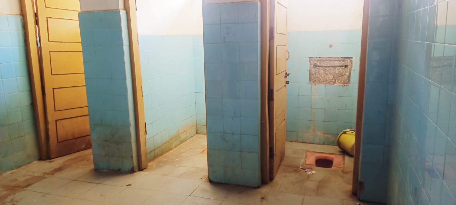 ಗಬ್ಬು ನಾರುತ್ತಿರುವ ಶೌಚಾಲಯ