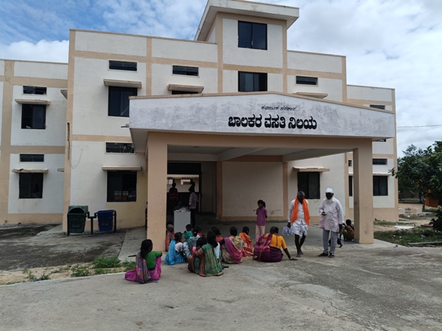 ವಡಗೇರಾ ಕಾಳಜಿ ಕೇಂದ್ರದ ಮುಂದೆ ಭೀಮಾ ನದಿಯ ನೀರು ಯಾವಾಗ ಕಡಿಮೆಯಾಗುತ್ತೆ ನಾವು ಯಾವಾಗ ಗ್ರಾಮಕ್ಕೆ ಹೋಗ ಬಹುದು ಎಂದು ಚರ್ಚೆ ಮಾಡುತ್ತಿರುವ ಮಹಿಳೆಯರು