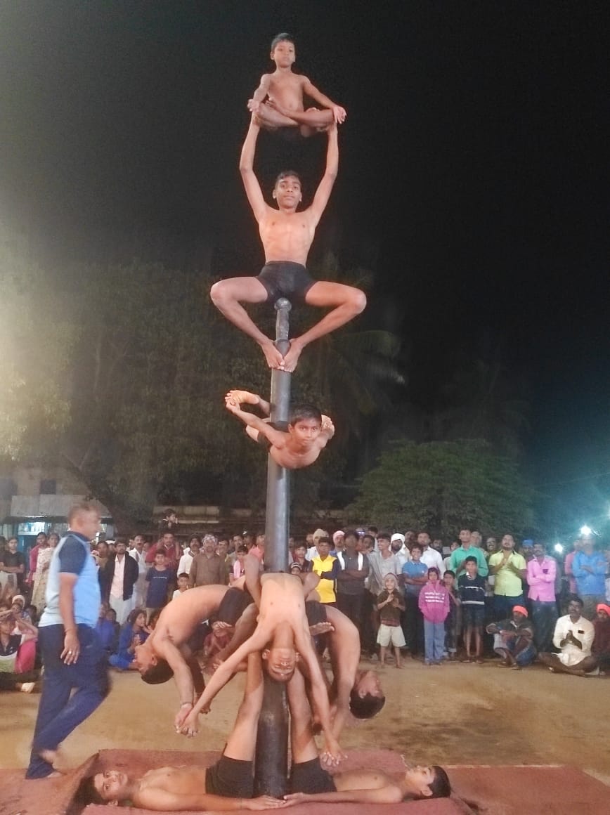 ಹೊನ್ನಾಳಿ ತಾ ಕುಂದೂರು ಗ್ರಾಮದಲ್ಲಿ ಸ್ವಾಮಿ ವಿವೇಕಾನಂದ ಮಲ್ಲಗಂಬ ತಂಡದ ವಿದ್ಯಾರ್ಥಿಗಳು ಮಲ್ಲಗಂಬದ ಮೇಲೆ ವಿವಿಧ ಪಟ್ಟುಗಳನ್ನು ಹಾಕಿ ಯೋಗ ಪ್ರದರ್ಶನ ಮಾಡಿದರು 