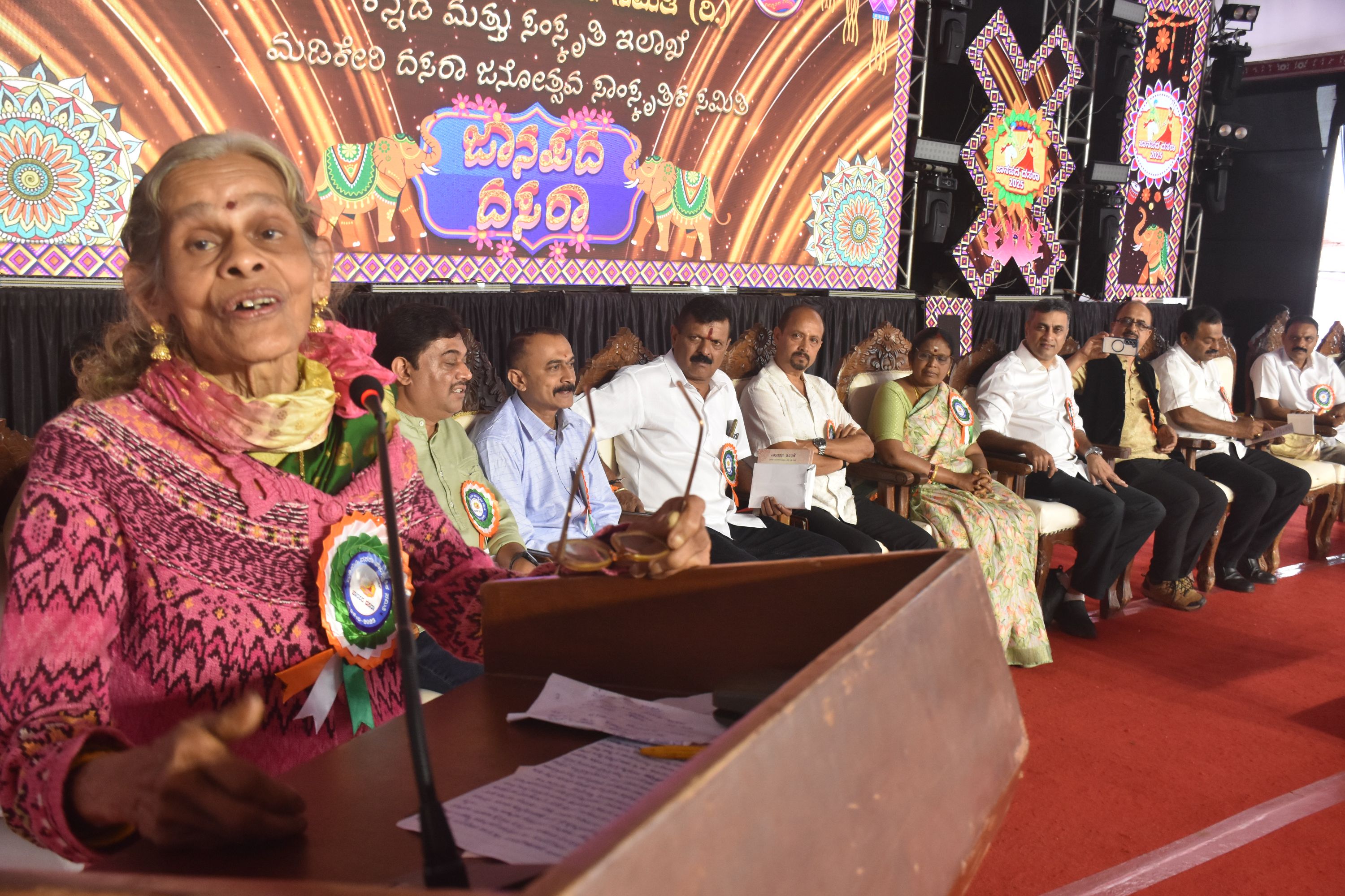 ಜಾನಪದ ದಸರೆಯಲ್ಲಿ ಕೃಷಿಕ ಮಹಿಳೆ ಭಾಗೀರಥಿ ಹುಲಿತಾಳ ಮಾತನಾಡಿದರು