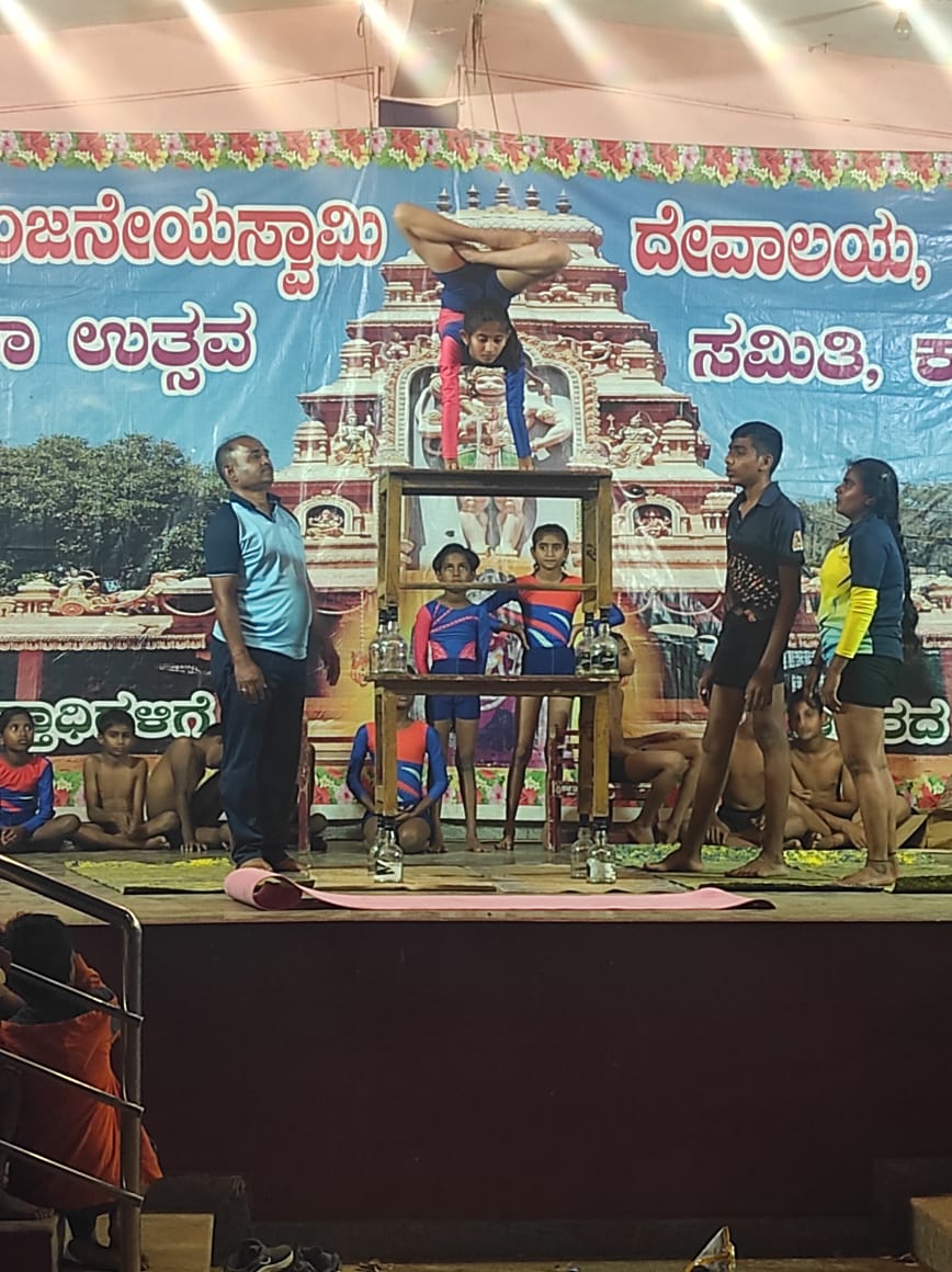ಖಾಲಿ ಬಾಟಲ್‌ಗಳ ಮೇಲೆ ಎರಡು ಹಂತದಲ್ಲಿ ಟೇಬಲ್‌ಗಳನ್ನು ಇಟ್ಟು ಅದರ ಮೇಲೆ ಬಾಲಕಿಯರು ಯೋಗ ಪ್ರದರ್ಶನ ಮಾಡಿದರು 