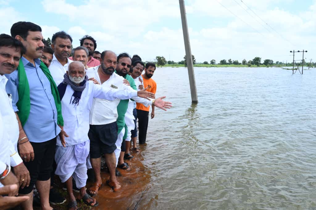 ಮಾಂಜ್ರಾ ನದಿಯಲ್ಲಿ ಪ್ರವಾಹ ಬಂದಿದ್ದು ಅದರ ನೀರು ಬೀದರ್‌ ತಾಲ್ಲೂಕಿನ ಇಸ್ಲಾಂಪೂರ ಗ್ರಾಮದ ಜಮೀನುಗಳಿಗೆ ನುಗ್ಗಿ ಬೆಳೆಗಳೆಲ್ಲಾ ಜಲಾವೃತವಾಗಿದೆ. ಬಿಜೆಪಿ ರಾಜ್ಯ ಘಟಕದ ಅಧ್ಯಕ್ಷ ಬಿ.ವೈ. ವಿಜಯೇಂದ್ರ ಅವರು ಸೋಮವಾರ ಪರಿಶೀಲಿಸಿದರು