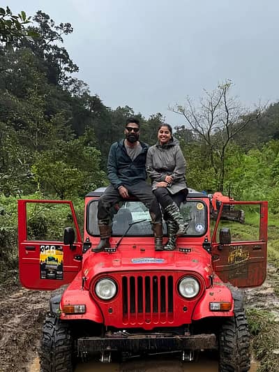 ಜೊತೆಗೆ ಥಾರ್‌ ಮೇಲೆ ಕುಳಿತುಕೊಂಡು ಇಬ್ಬರು ಫೋಟೊಗೆ ಪೋಸ್ ಕೊಟ್ಟಿದ್ದಾರೆ.