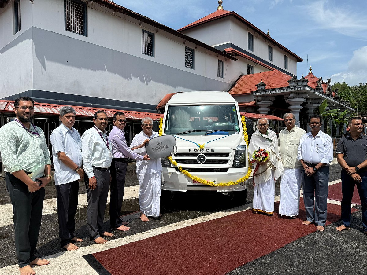 ಕರ್ಣಾಟಕ ಬ್ಯಾಂಕ್‌ನಿಂದ ಧರ್ಮಸ್ಥಳಕ್ಕೆ ‘ಟೆಂಪೊ ಟ್ರಾವೆಲರ್‌’ ಕೊಡುಗೆ