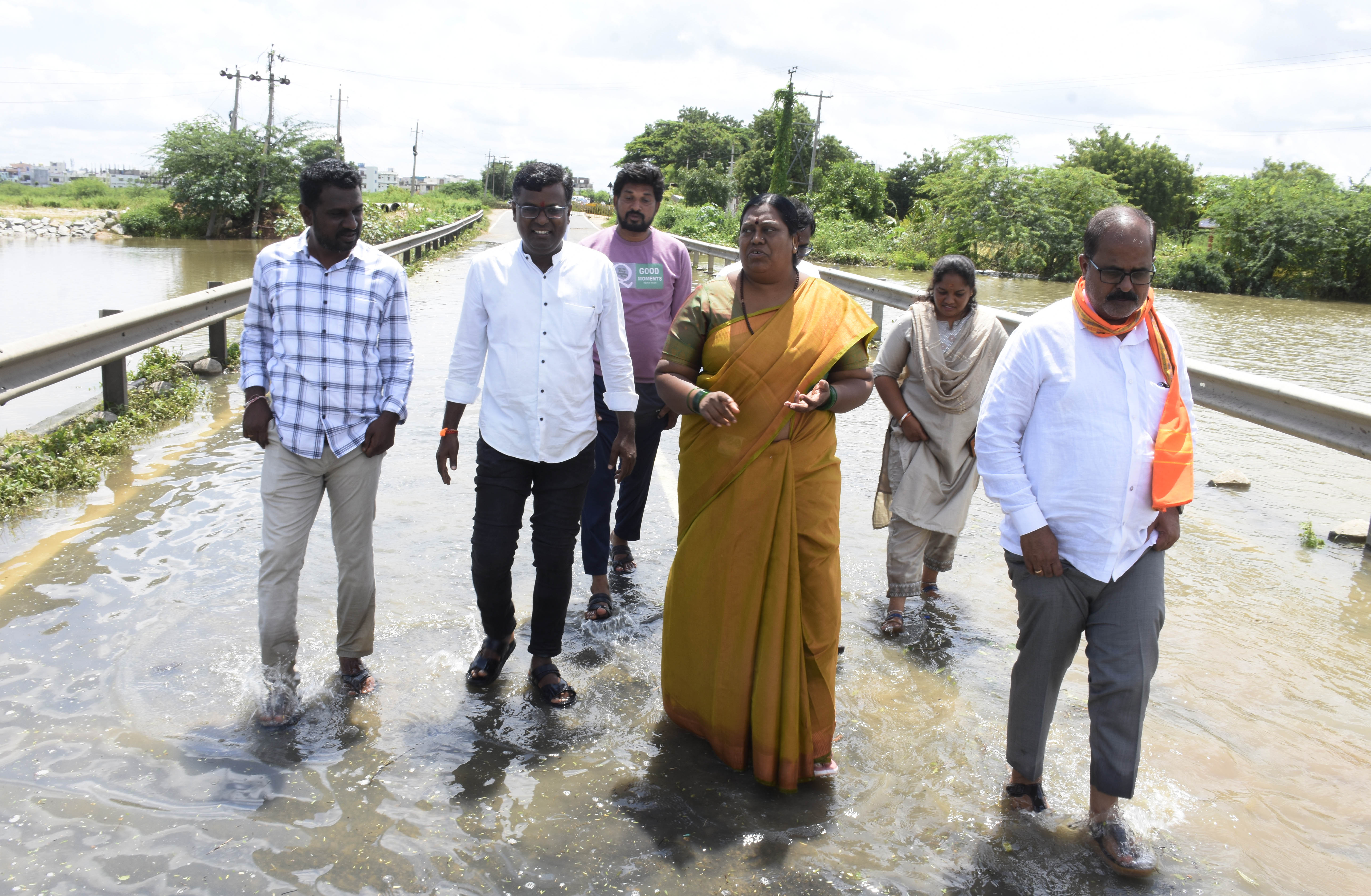 ಯಾದಗಿರಿ ಸಮೀಪ ಪ್ರವಾಹದಲ್ಲಿ ಮುಳುಗಡೆಯಾದ ದೊಡ್ಡ ಹಳ್ಳದ ಸೇತುವೆಗೆ ನಗರಸಭೆ ಅಧ್ಯಕ್ಷೆ ಲಲಿತಾ ಅನಪುರ ಅವರು ಭೇಟಿ ನೀಡಿದರು