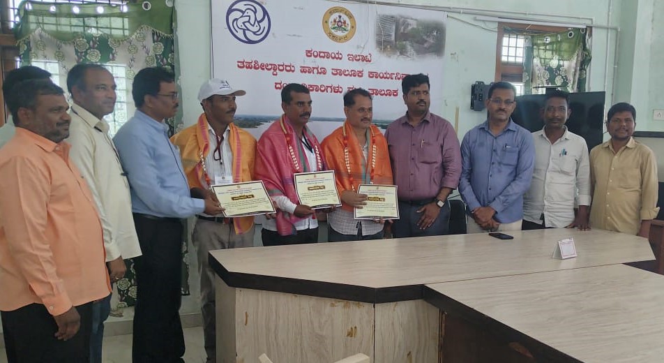 ಮಸ್ಕಿ ತಾಲ್ಲೂಕಿನಲ್ಲಿ ಸಾಮಾಜಿಕ ಹಾಗೂ ಶೈಕ್ಷಣಿಕ ಸಮೀಕ್ಷೆ ಪೂರ್ಣಗೊಳಿಸಿದವರನ್ನು ತಾಲ್ಲೂಕು ಆಡಳಿತದ ವತಿಯಿಂದ ಸೋಮವಾರ ಸನ್ಮಾನಿಸಲಾಯಿತು