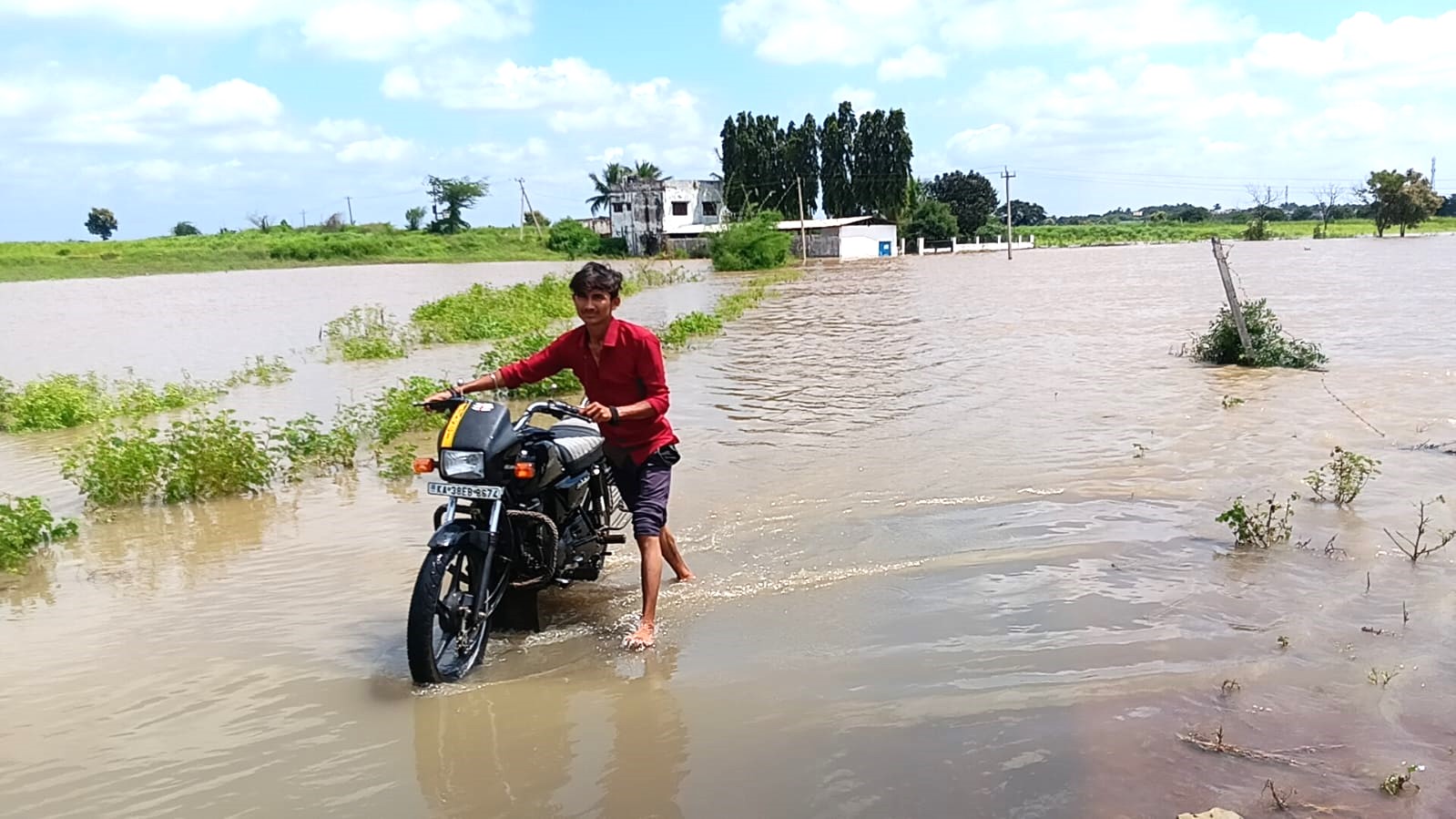 ಬೀದರ್‌ ತಾಲ್ಲೂಕಿನ ಇಸ್ಲಾಂಪೂರ ಗ್ರಾಮದಲ್ಲಿ ಪ್ರವಾಹ ಬಂದಿದ್ದು ರಸ್ತೆ ಜಲಾವೃಗೊಂಡಿರುವುದರಿಂದ ಯುವಕನೊಬ್ಬ ಬೈಕ್‌ ತಳ್ಳಿಕೊಂಡು ಹೋದ