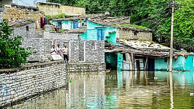 ಕಲಬುರಗಿ ಜಿಲ್ಲೆ ಜೇವರ್ಗಿ ತಾಲ್ಲೂಕಿನ ಕೋಬಾಳ ಗ್ರಾಮದಲ್ಲಿ ಭೀಮಾ ನದಿಯ ಪ್ರವಾಹ ಬಂದಿದ್ದರಿಂದ ಮನೆಗಳು ಜಲಾವೃತವಾದ ದೃಶ್ಯ.