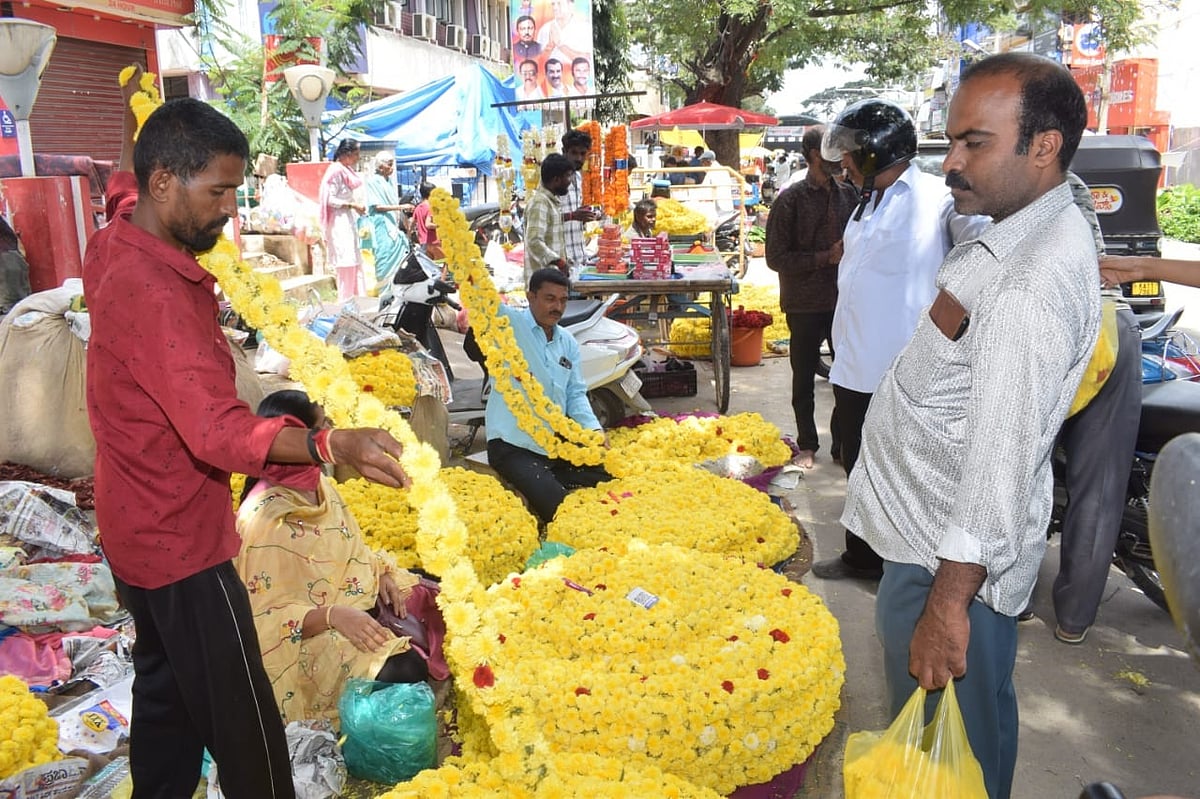 ಮಂಡ್ಯ ಜಿಲ್ಲೆಯಲ್ಲಿ ಆಯುಧ ಪೂಜೆಗೆ ಸಕಲ ಸಿದ್ದತೆ:  ಹೂ, ಹಣ್ಣು ಖರೀದಿ ಜೋರು
