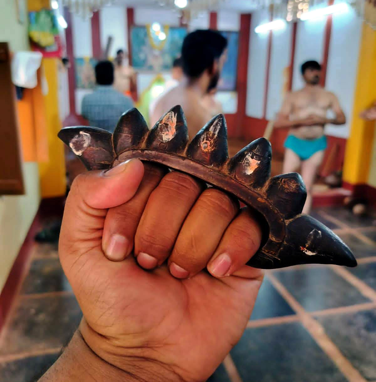 ವಜ್ರಮುಷ್ಠಿ ಕಾಳಗಕ್ಕೆ ಬಳಸುವ ವಜ್ರನಖ ಆಯುಧ