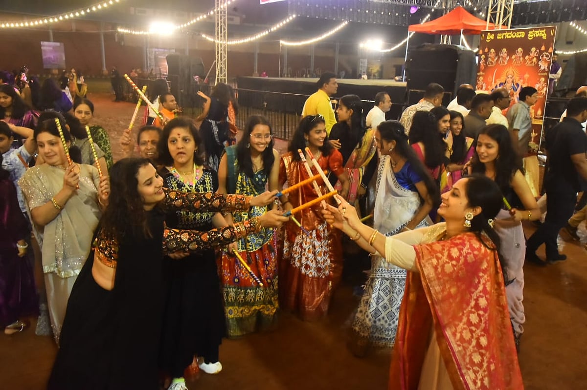 ನವರಾತ್ರಿಗೆ ರಂಗು ತುಂಬಿದ ದಾಂಡಿಯಾ..: ಅವಳಿ ನಗರದ ವಿವಿಧೆಡೆ ಸಂಭ್ರಮ 