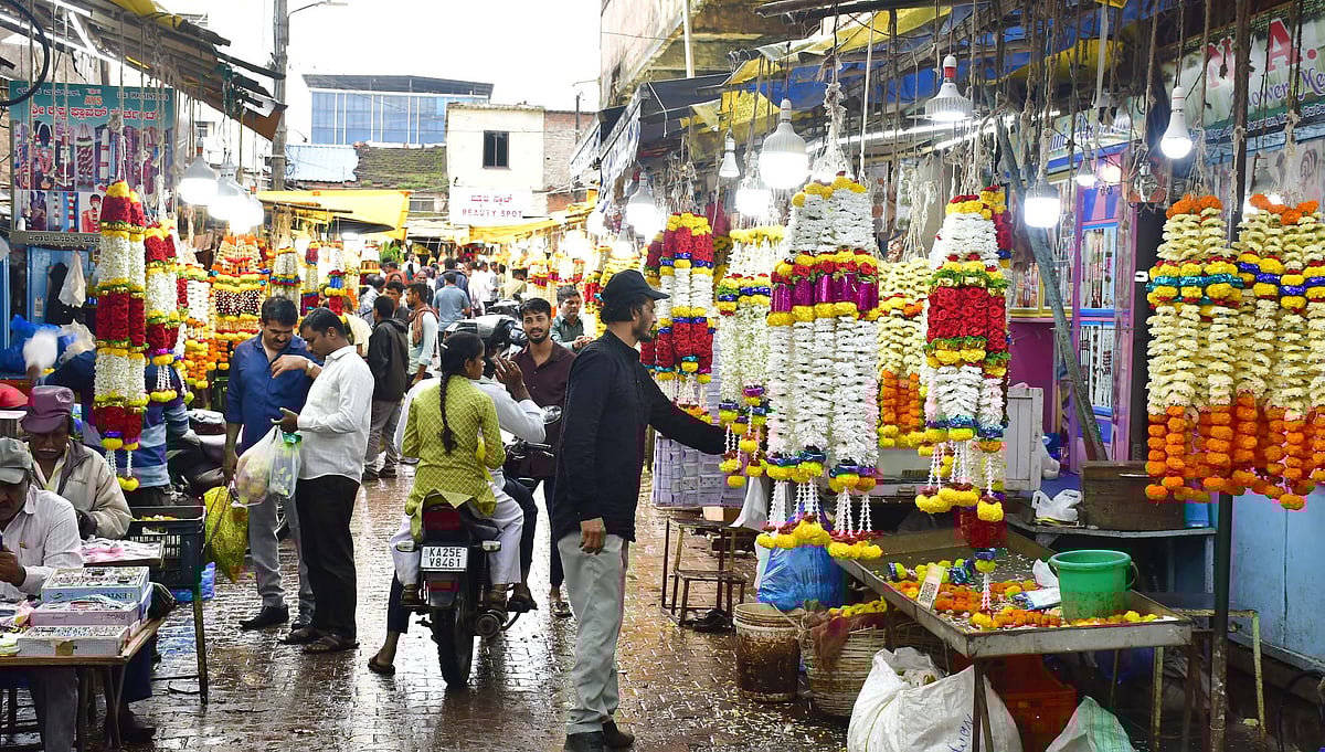 ಧಾರವಾಡ: ಆಯುಧ ಪೂಜೆ; ಹೂವು, ಹಣ್ಣು ಖರೀದಿ ಜೋರು