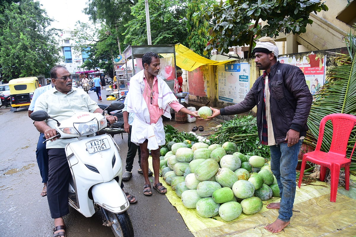 ಹಾವೇರಿ | ಆಯುಧಪೂಜೆ, ವಿಜಯದಶಮಿ: ಖರೀದಿ ಜೋರು