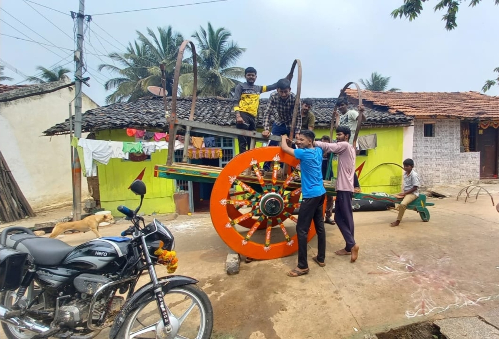 ಮಾಯಕೊಂಡ ದಸರಾ ಹಬ್ಬದ ಪ್ರಯುಕ್ತ ಗರಡಿ ಮನೆ ಬಳಿ ಯುವಕರು ಕೃತಕ ಆನೆ ನಿರ್ಮಾಣ ಕಾರ್ಯದಲ್ಲಿ ತೊಡಗಿರುವುದು