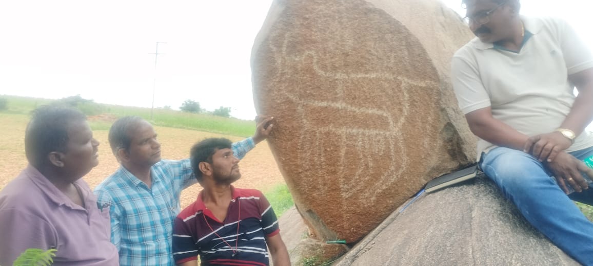 ಕೂಡ್ಲಿಗಿ ತಾಲ್ಲೂಕಿನ ಮೀನಕೆರೆ ಗ್ರಾಮದಲ್ಲಿ ಪತ್ತೆಯಾದ ಗೂಳಿಯ ಕುಟ್ಟುಚಿತ್ರ