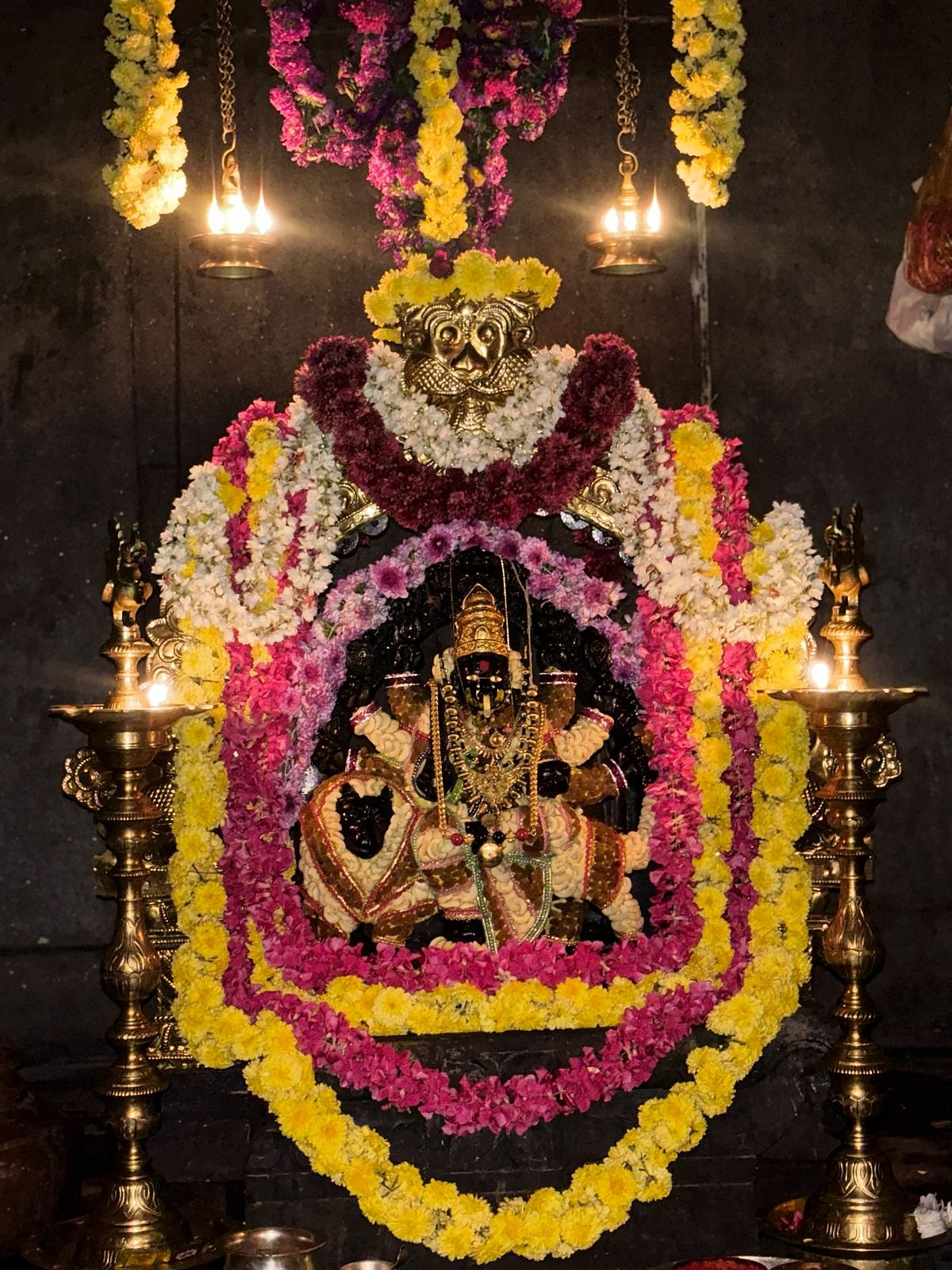 ಸುಂಟಿಕೊಪ್ಪ: ದೇವಿಗೆ ದ್ರಾಕ್ಷಿ, ಗೋಡಂಬಿ ಅಲ‌ಕಾರ
