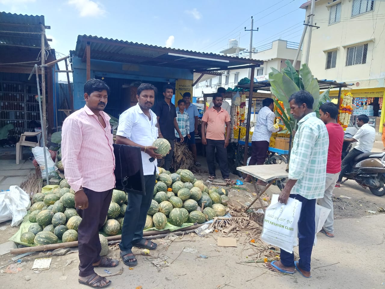 ಸೈದಾಪುರ ಸಮೀಪದ ಗೂಡೂರು-ಜೋಳದಡಗಿ ಗ್ರಾಮದ ಹತ್ತಿರದ ಬ್ರಿಜ್ ಕಂ ಬ್ಯಾರೇಜ್ ಸಂಪೂರ್ಣ ಭರ್ತಿಯಾಗಿ ರಸ್ತೆ ಮೇಲೆ ನೀರು ಹರಿಯುತ್ತಿರುವುದು