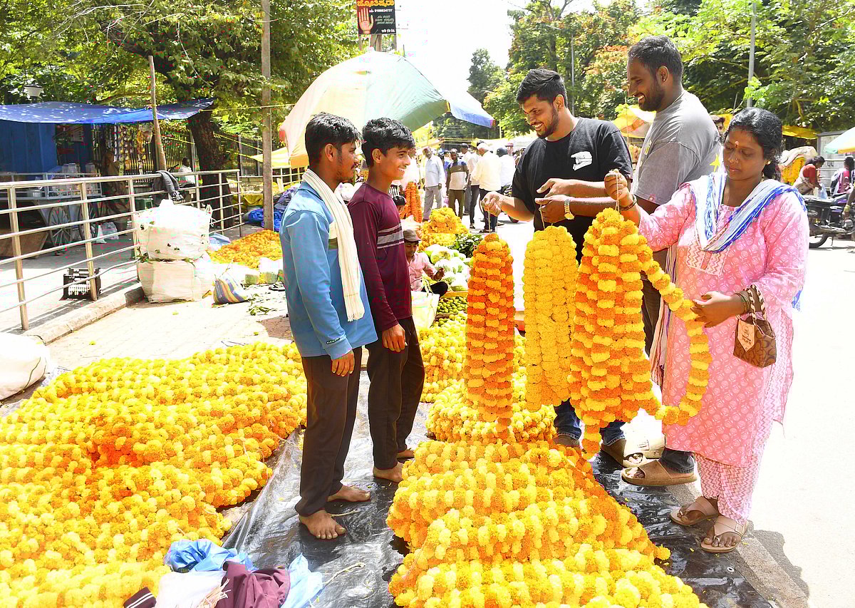 ಶಿವಮೊಗ್ಗ: ಆಯುಧ ಪೂಜೆಗೆ ಸಿದ್ಧತೆ, ಹೂವು, ಕುಂಬಳ ಖರೀದಿ ಜೋರು