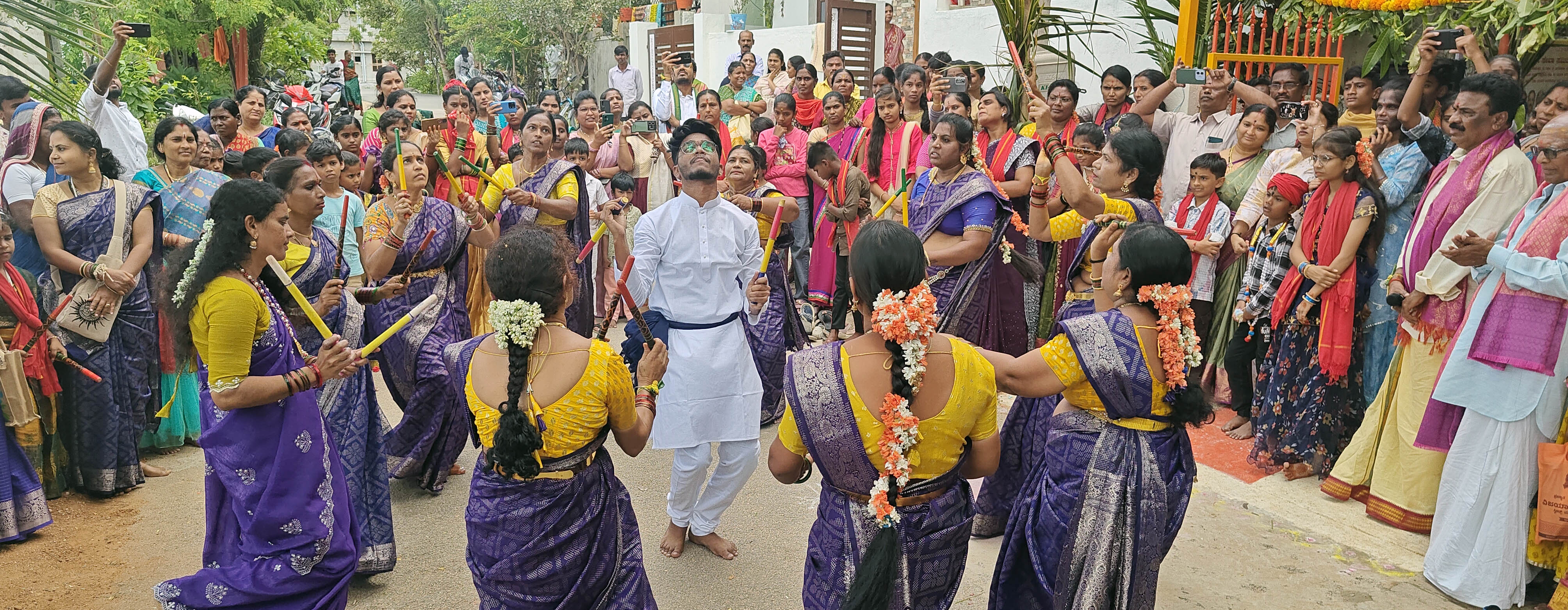 ರಾಯಚೂರಿನ ಕೃಷ್ಣ ದೇವರಾಯ ಕಾಲೊನಿಯಲ್ಲಿ ನವರಾತ್ರಿ ಪ್ರಯುಕ್ತ ಮಹಿಳೆಯರು ಸಾಮೂಹಿಕ ನೃತ್ಯ ಮಾಡಿದರು