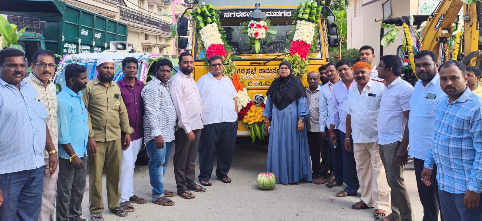 ಆಯುಧ ಪೂಜೆ ಪ್ರಯುಕ್ತ ರಾಮನಗರದ ನಗರಸಭೆಯಲ್ಲಿ ವಾಹನಗಳನ್ನು ಸಿಂಗರಿಸಿ ಪೂಜೆ ಮಾಡಲಾಯಿತು. ಅಧ್ಯಕ್ಷ ಕೆ. ಶೇಷಾದ್ರಿ ಶಶಿ ಉಪಾಧ್ಯಕ್ಷೆ ಆಯಿಷಾ ಬಾನು ಹಾಗೂ ಇತರರು ಇದ್ದಾರೆ