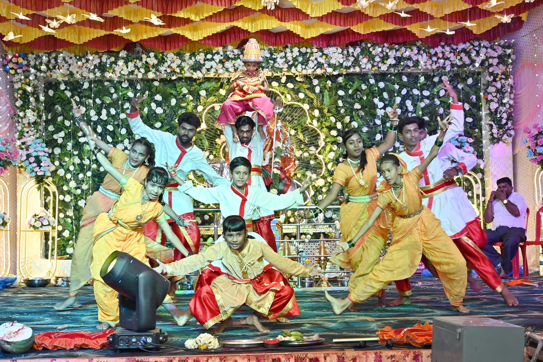 ಮಹಾಲಿಂಗಪುರದ ಬನಶಂಕರಿದೇವಿ ದೇವಸ್ಥಾನದಲ್ಲಿ ನವರಾತ್ರಿ ಏಳನೇ ದಿನವಾದ ಭಾನುವಾರ ಹಮ್ಮಿಕೊಂಡ ದಸರಾ ಸಾಂಸ್ಕೃತಿಕ ಉತ್ಸವದಲ್ಲಿ ವಿ.ಕೆ.ಸ್ಟೈಲ್ ಡ್ಯಾನ್ಸ್ ಮತ್ತು ಫಿಟ್‍ನೆಸ್ ಆಕಾಡೆಮಿಯಿಂದ ನಡೆದ ನೃತ್ಯ ವೈಭವ 