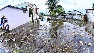 ಕಲಬುರಗಿ ಜಿಲ್ಲೆ ಜೇವರ್ಗಿ ತಾಲ್ಲೂಕಿನ ಮಂದರವಾಡವು ಸಂಪೂರ್ಣ ಜಲಾವೃತವಾಗಿದ್ದು, 100ಕ್ಕೂ ಅಧಿಕ ಗ್ರಾಮಸ್ಥರು ಕಳೆದ ಎರಡು ದಿನಗಳಿಂದ ಗ್ರಾಮದಲ್ಲಿಯೇ ಬಂದಿಯಾಗಿದ್ದಾರೆ.