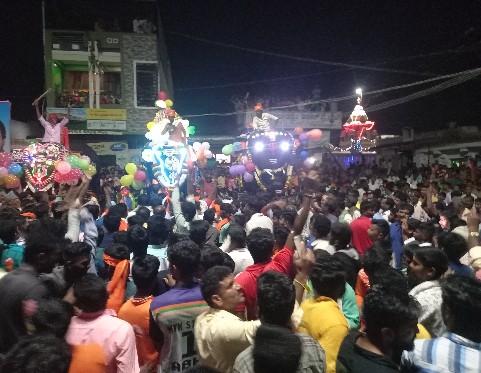 ದಸರಾ ಹಬ್ಬದ ಪ್ರಯುಕ್ತ ಇಲ್ಲಿನ ಆಂಜನೇಯ ವೃತ್ತದಲ್ಲಿ ಜನಸ್ತೋಮದ ನಡುವೆ ಗರಡಿಗಳ ಆನೆಗಳಿಂದ ಜಂಬೂ ಸವಾರಿ ಮೆರವಣಿಗೆ ನಡೆಯಿತು