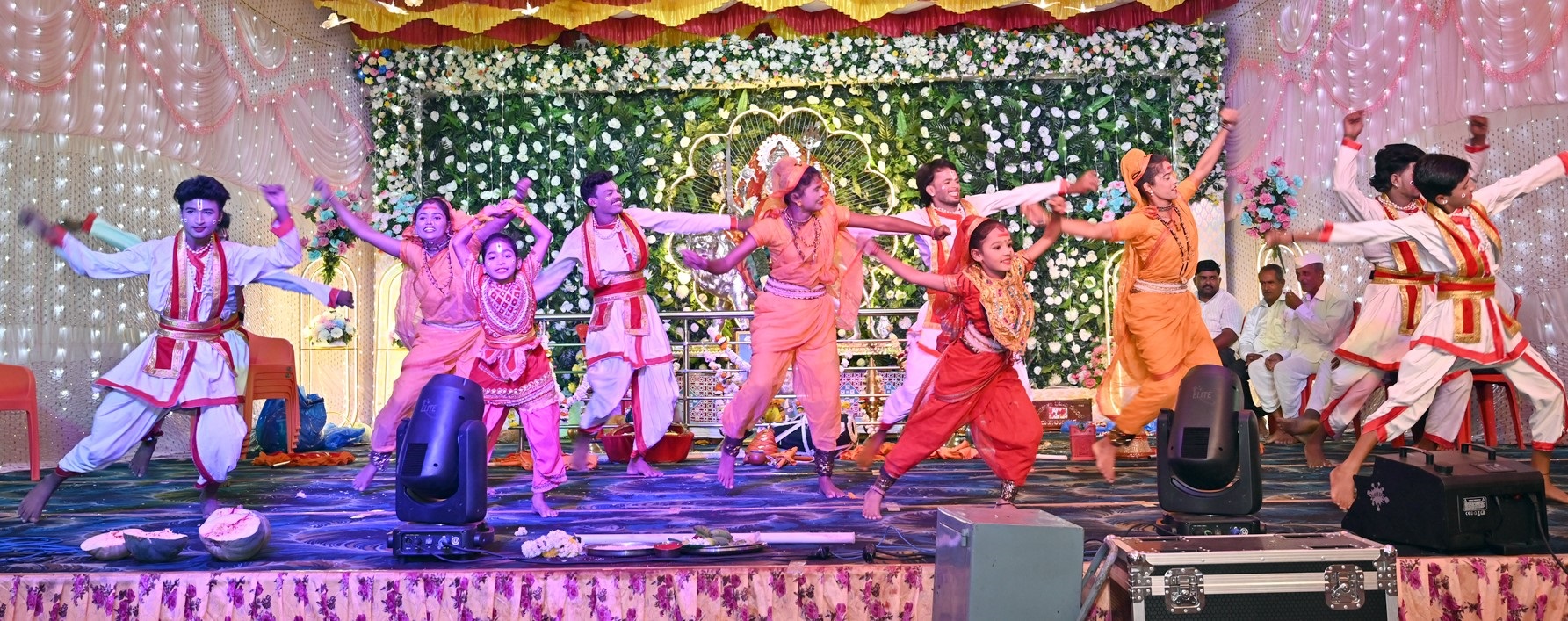 ಮಹಾಲಿಂಗಪುರದ ಬನಶಂಕರಿದೇವಿ ದೇವಸ್ಥಾನದಲ್ಲಿ ನವರಾತ್ರಿ ಏಳನೇ ದಿನವಾದ ಭಾನುವಾರ ಹಮ್ಮಿಕೊಂಡ ದಸರಾ ಸಾಂಸ್ಕೃತಿಕ ಉತ್ಸವದಲ್ಲಿ ವಿ.ಕೆ.ಸ್ಟೈಲ್ ಡ್ಯಾನ್ಸ್ ಮತ್ತು ಫಿಟ್‍ನೆಸ್ ಆಕಾಡೆಮಿಯಿಂದ ನಡೆದ ನೃತ್ಯ ವೈಭವ 