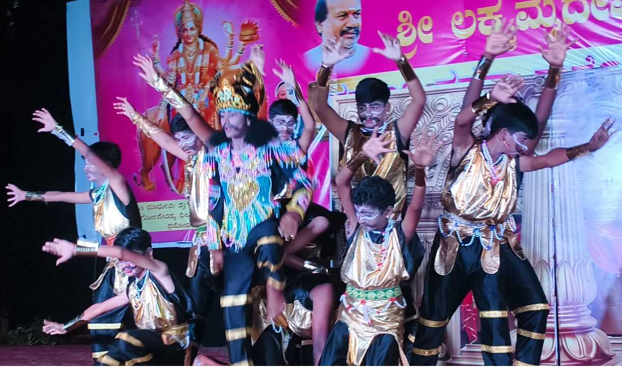 ರಾಯಚೂರಿನ ಗದ್ವಾಲ್ ರಸ್ತೆಯಲ್ಲಿರುವ ಲಕ್ಷ್ಮಮ್ಮದೇವಿ ಮತ್ತು ಕಾಳಿಕಾಂಬ ದೇವಸ್ಥಾನದ ಆವರಣದಲ್ಲಿ ನಡೆದ ನವರಾತ್ರಿ ಸಾಂಸ್ಕೃತಿಕ ಉತ್ಸವದಲ್ಲಿ ಬಾಲಕರು ಸಾಂಪ್ರದಾಯಿಕ ನೃತ್ಯ ಪ್ರದರ್ಶಿಸಿದರು