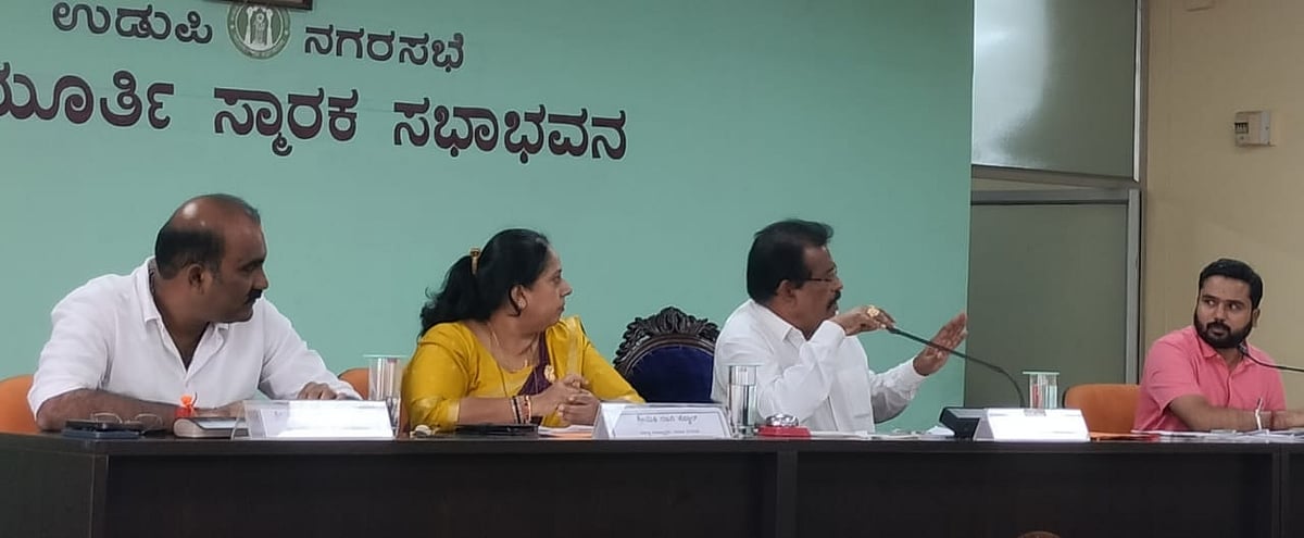 ಉಡುಪಿ ನಗರಸಭೆ: ನಗರದ ರಸ್ತೆಗಳ ಹೊಂಡ ಮುಚ್ಚಲು ಆಗ್ರಹ