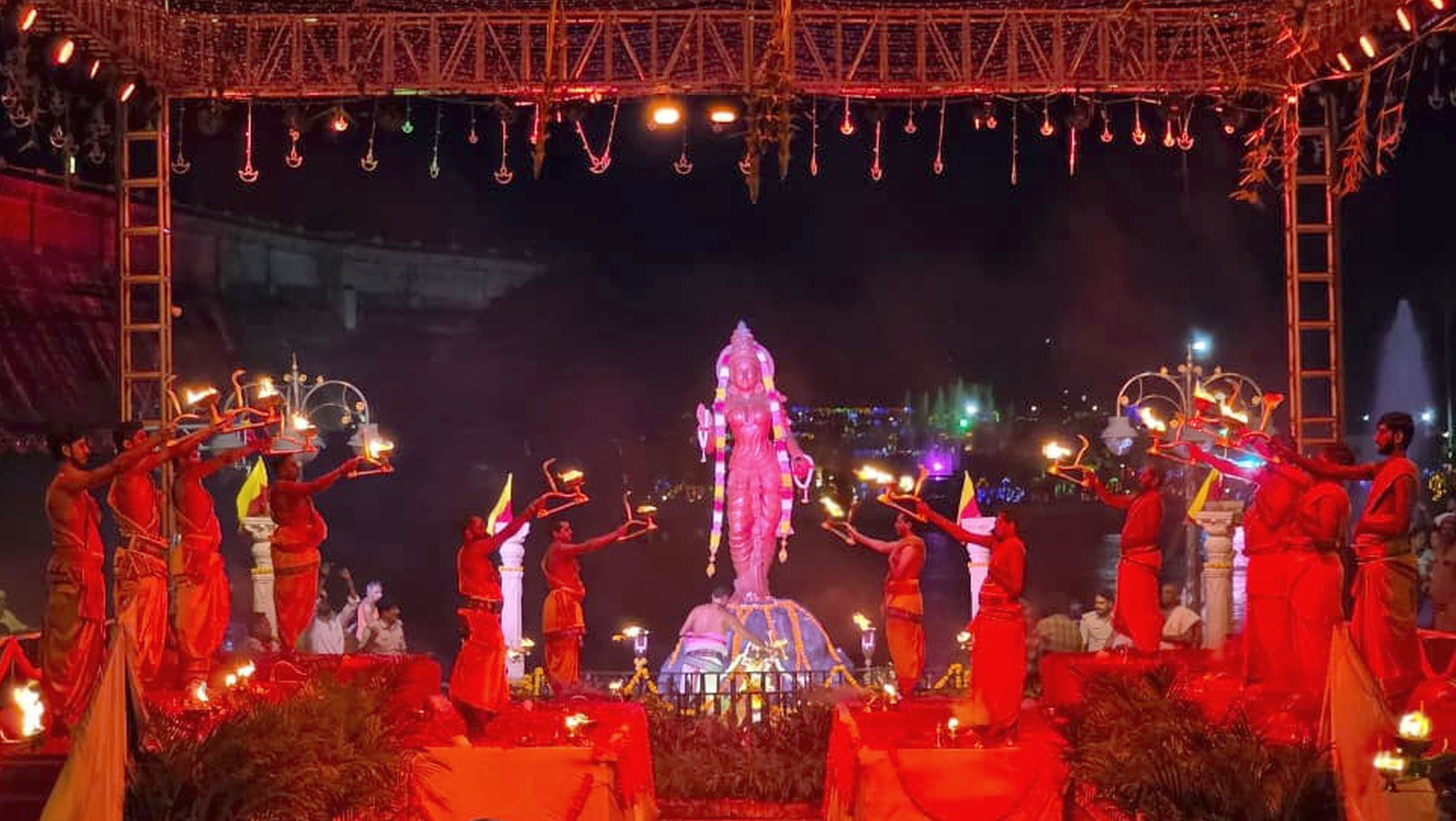 ಶ್ರೀರಂಗಪಟ್ಟಣ ತಾಲ್ಲೂಕಿನ ಕೆಆರ್‌ಎಸ್‌ ಬೃಂದಾವನದಲ್ಲಿ ಮಂಗಳವಾರ ಕಾವೇರಿ ಪ್ರತಿಮೆ ಮುಂಭಾಗ ವೈದಿಕರ ತಂಡ ‘ಕಾವೇರಿ ಆರತಿ’ ನೆರವೇರಿಸಿತು 